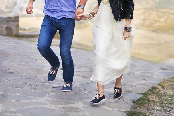 Όμορφη ευτυχισμένο ζευγάρι τρέχοντας στην αγάπη σε εξωτερικούς χώρους - Φωτογραφία, εικόνα