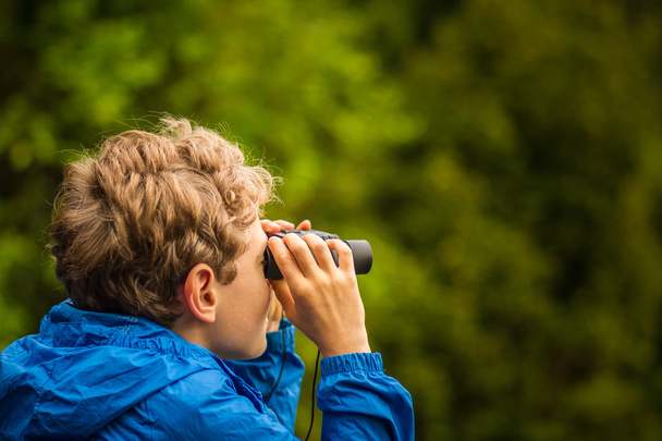 młody chłopak obserwowanie ptaków w lesie - Zdjęcie, obraz