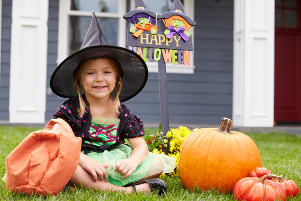  Girl Dressed In Witch Costume - Photo, image