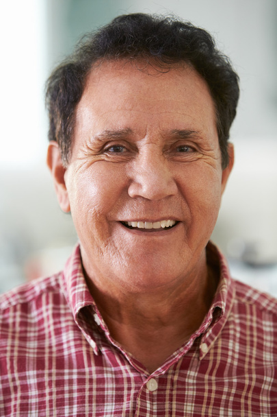 Senior Hispanic Man At Home - Foto, immagini