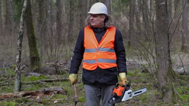 Lumberjack com motosserra e machado na floresta
  - Filmagem, Vídeo