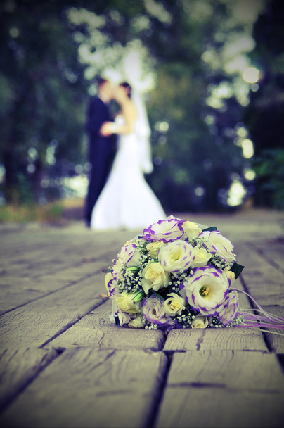 Bouquet nuziale su uno sfondo degli sposi
 - Foto, immagini