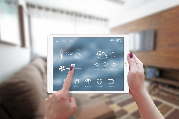 Smart home control su tablet. Interno del soggiorno sullo sfondo. - Foto, immagini