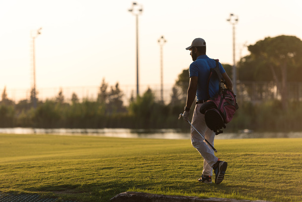 golfer  walking and carrying golf  bag at beautiful sunset - Foto, Imagem