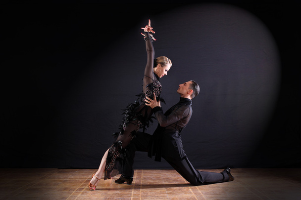 bailarines en salón aislados sobre fondo negro
 - Foto, Imagen