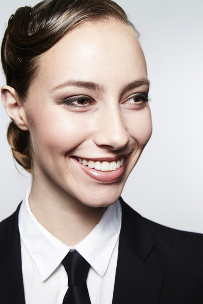Brunette businesswoman smiling - Zdjęcie, obraz