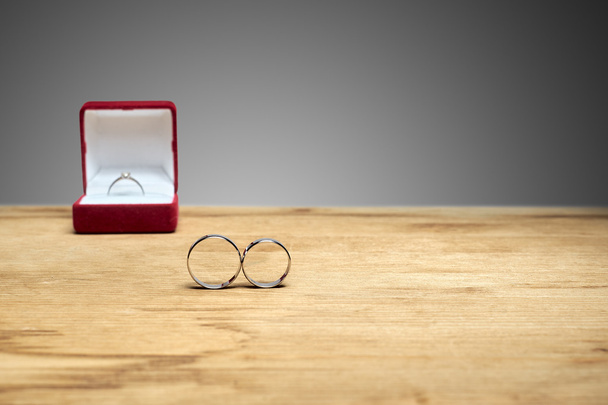 Os anéis de noivado estão sobre a mesa. e o anel de noivado traseiro
 - Foto, Imagem