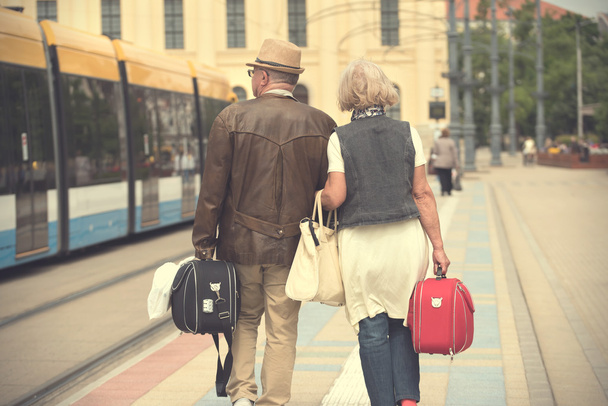 Old couple travel in the city - Фото, изображение