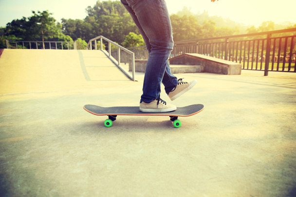 skateboarder skateboarding at skatepark - Fotografie, Obrázek