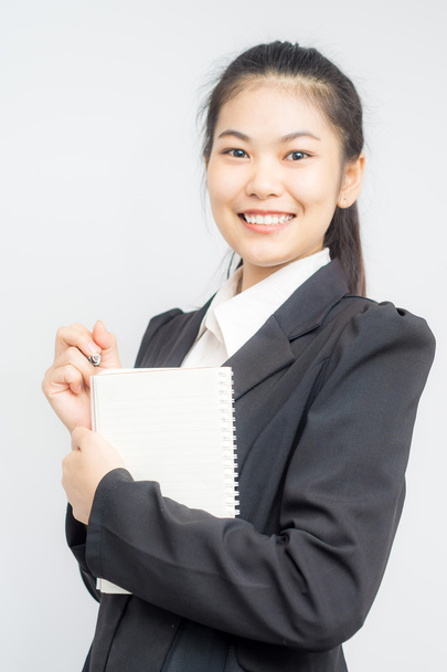 Mooie zakenvrouw portret Houd pen en notitieblok op wit - Foto, afbeelding