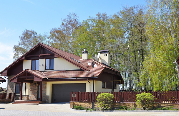 Stavba nového domu s keramickými obklady střechy, garáže a útulná zahrada - Fotografie, Obrázek