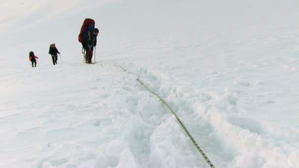 Ορειβάτες άνοδο στο βουνό  - Πλάνα, βίντεο