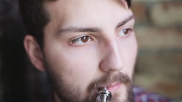 νεαρός άνδρας με το ηλεκτρονικό τσιγάρο, κοντινό πλάνο - Πλάνα, βίντεο