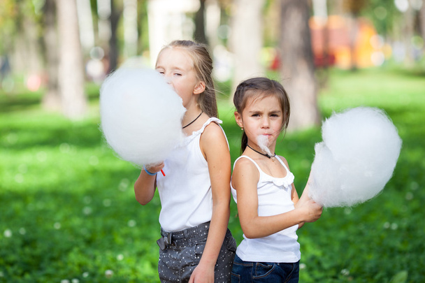 Милі дівчата з білою бавовняною цукеркою
 - Фото, зображення