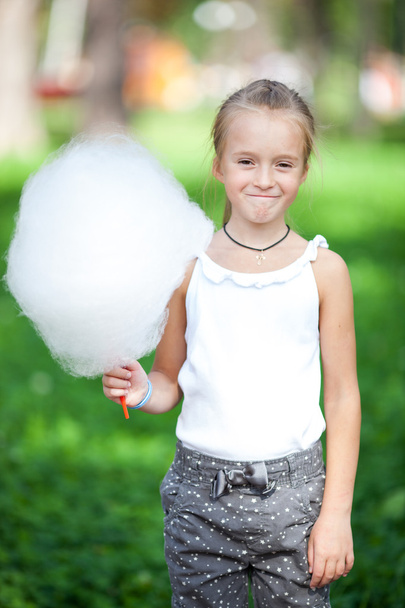 Linda chica con algodón blanco de azúcar
 - Foto, imagen