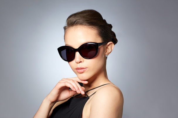 beautiful young woman in elegant black sunglasses - Foto, Imagem