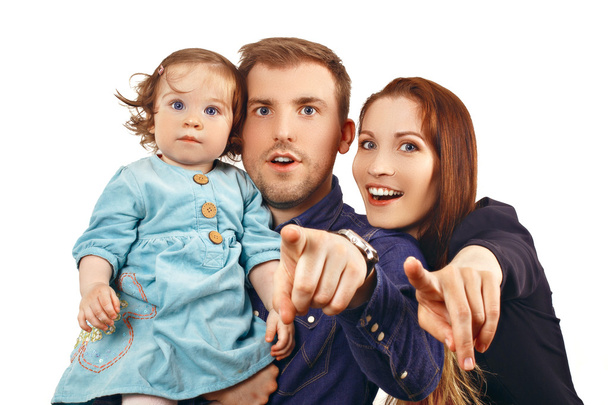 Joyeux et souriant jeune famille Portrait isolé sur fond blanc. Père et Mère avec Petite Bébé. Parents avec enfant
 - Photo, image