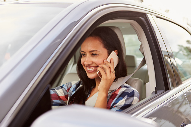 Female driver using phone in a car - Fotografie, Obrázek