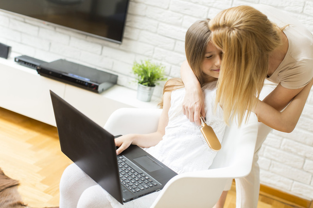 Μητέρα με μία κόρη για το φορητό υπολογιστή - Φωτογραφία, εικόνα