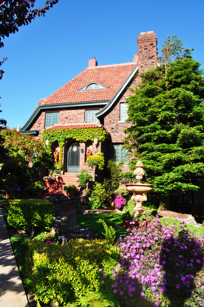 Сан-Франциско, Калифорния, Сша: дом с садом и цветами в Буэна-Виста
 - Фото, изображение