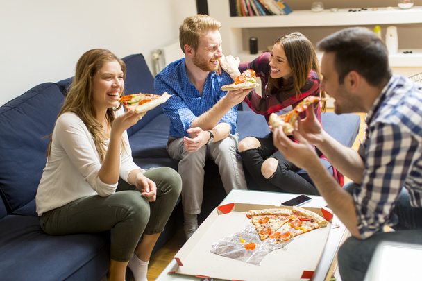 Amigos comiendo pizza - Foto, imagen
