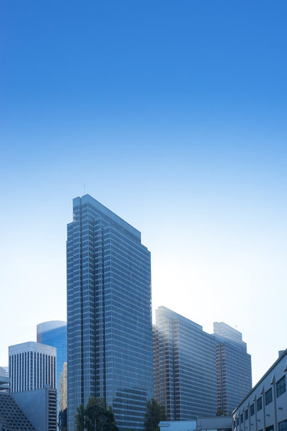 современные офисные здания в голубом небе
 - Фото, изображение