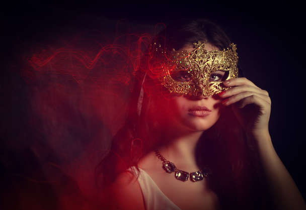 Красивая молодая женщина в маскарадной маске. Смешанный свет
. - Фото, изображение
