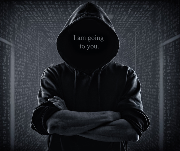 Un pirate internet anonyme adulte en ligne avec un visage invisible
 - Photo, image