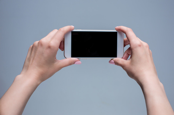 携帯電話で入力する女性のクローズ アップ ショット - 写真・画像