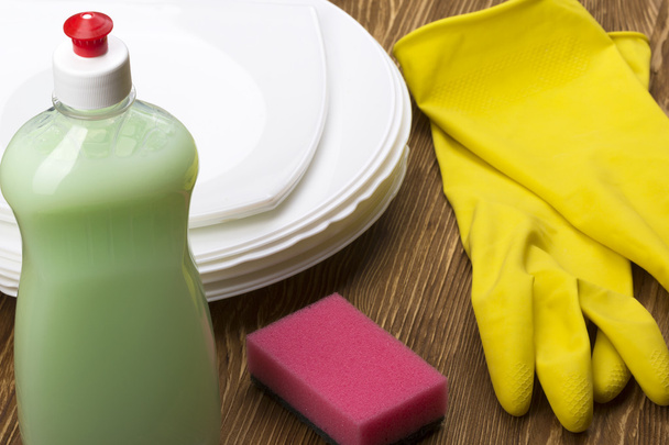 Detergente, esponja, pratos e luvas de látex
 - Foto, Imagem