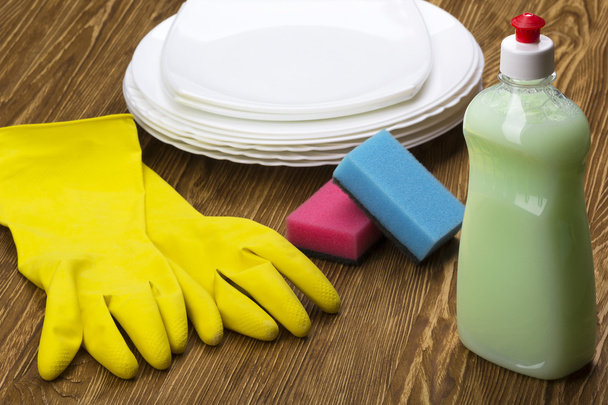 Détergent, éponge, vaisselle et gants en latex
 - Photo, image