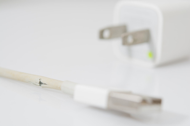 Закрыть сломанный кабель зарядного устройства на белом фоне
 - Фото, изображение