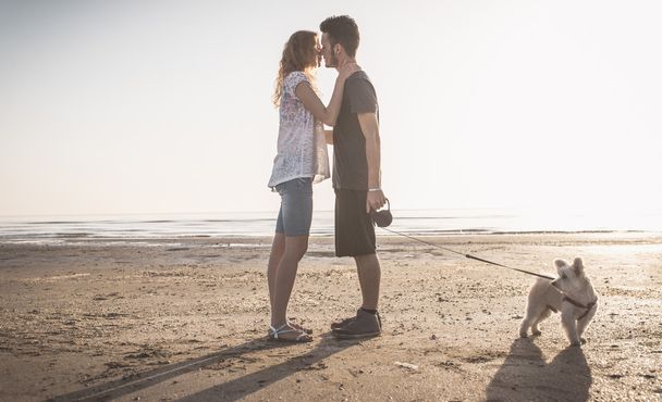 couple kissing on the beach at sunrise - Fotoğraf, Görsel
