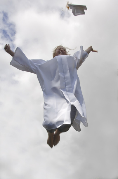 Tyttö hyppää valmistumisen puku
 - Valokuva, kuva