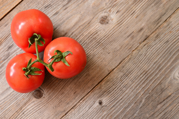 Fresh tomato on wooden background - Foto, afbeelding