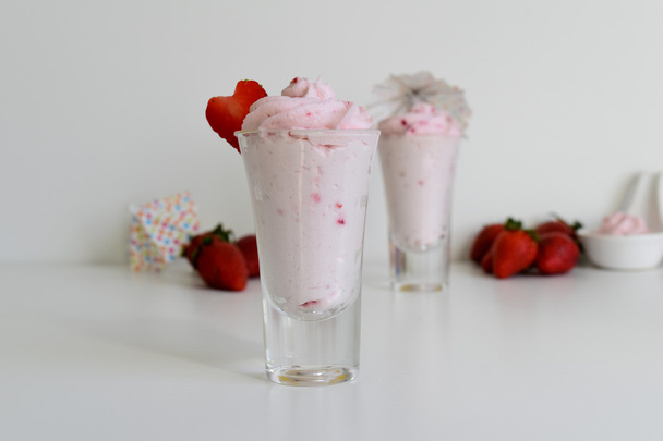 Glas Erdbeermuscheln mit Erdbeerfrüchten  - Foto, Bild