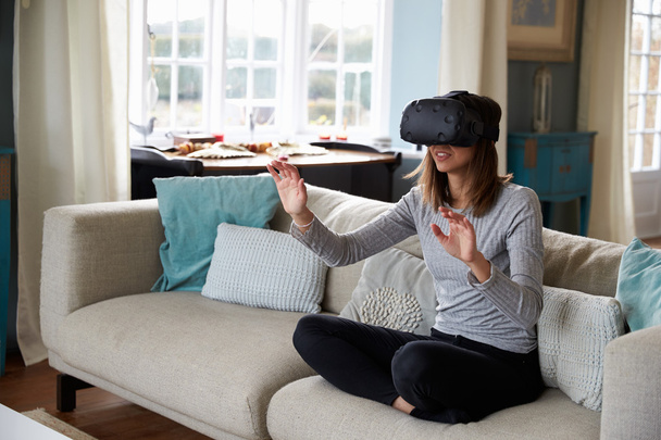 Woman Wearing Virtual Reality Headset - Valokuva, kuva
