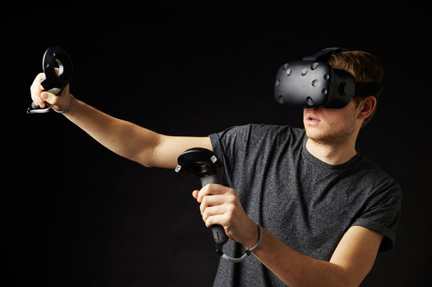 Man Wearing Virtual Reality Headset  - Foto, immagini