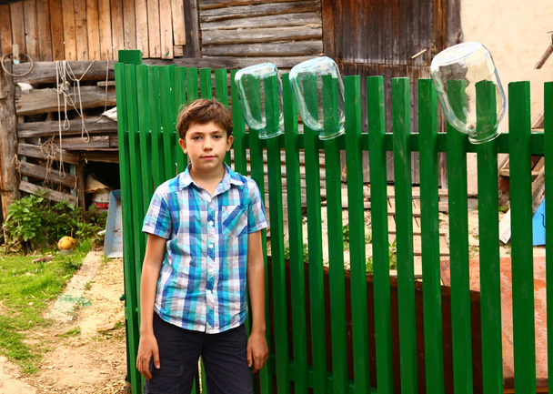 αγόρι στο φόντο φράχτη αγροτική χώρα - Φωτογραφία, εικόνα