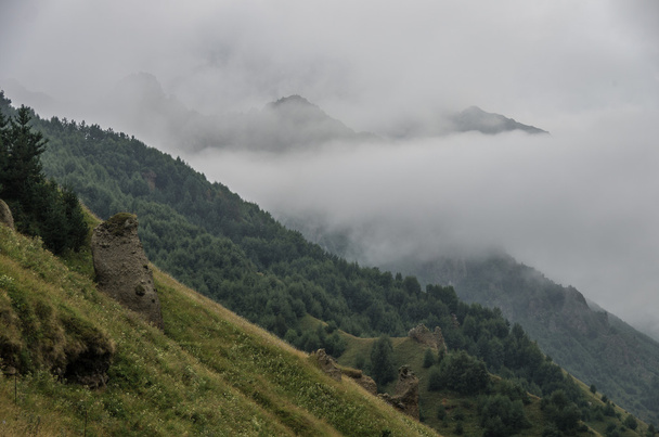 Θέα των βουνών στα σύννεφα μετά την καταιγίδα στην κοιλάδα κοντά ΓΕΩΡΓ - Φωτογραφία, εικόνα