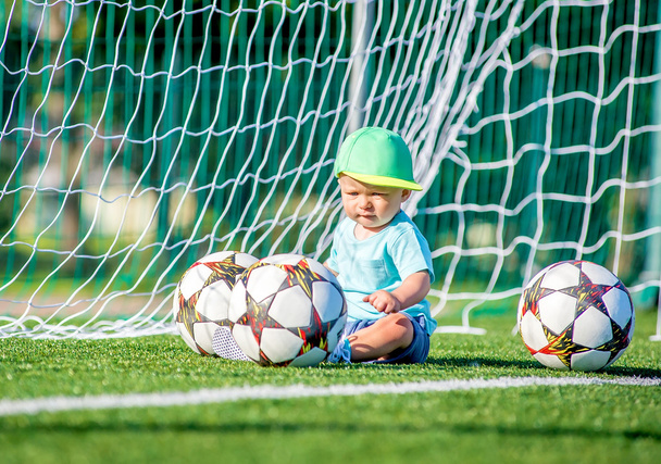 Bir futbol sahası üzerinde topu çocuk - Fotoğraf, Görsel