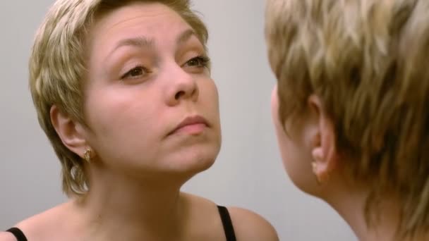 Žena platí make-up korektor nadace cream - Záběry, video