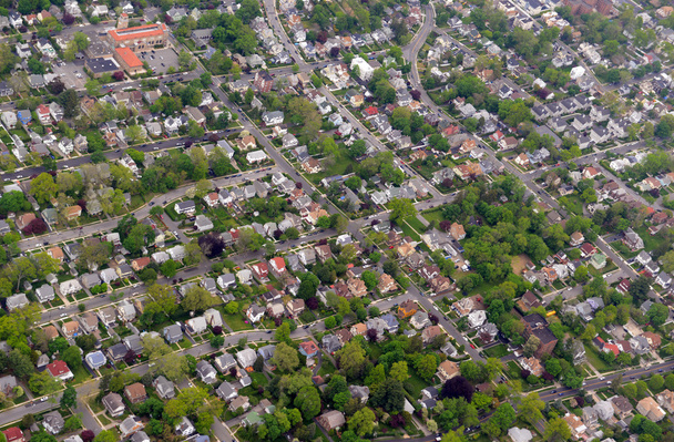 Amplio paisaje suburbano lleno de casas y edificios de apartamentos
 - Foto, Imagen