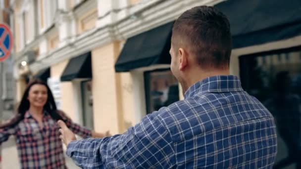 Gelukkige paar knuffelen in de stad, Slowmotion, schot bij 60fps - Video