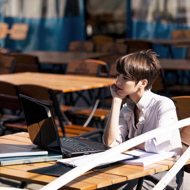 привлекательная молодая женщина с ноутбуком - Фото, изображение
