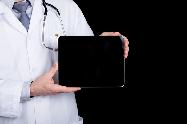 technology, internet and networking in medicine concept - Doctor holding a tablet pc with a blank dark screen. Internet technologies in medicine - Foto, imagen