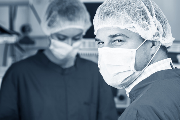 Προσεκτική ματιά του χειρουργού στη μάσκα - Φωτογραφία, εικόνα
