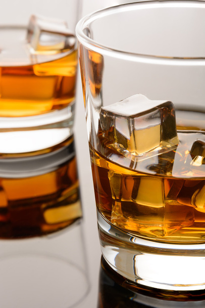 Glasses of whisky. Macro - Foto, imagen