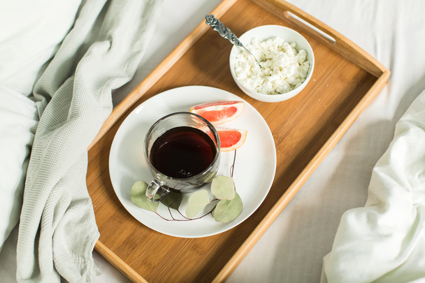 healthy breakfast in bed , cheese, coffee and grapefruit - Foto, afbeelding