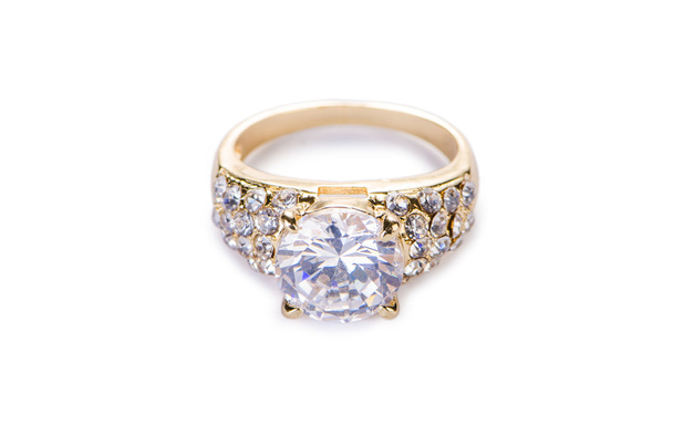 Zlaté šperky prsten izolovaných na bílém pozadí - Fotografie, Obrázek